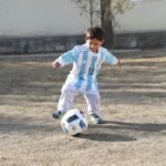 Murtaza-Ahmadi-lionel-messi-le-envio-su-camiseta-unicef-afghanistan-facebook-4-696×824