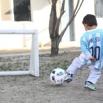 Murtaza-Ahmadi-lionel-messi-le-envio-su-camiseta-unicef-afghanistan-facebook-5-768×566