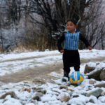 Murtaza-Ahmadi-niño-que-convirtio-una-bolsa-de-plastico-en-una-camiseta-con-el-nombre-de-lionel-messi-yahoocom-3