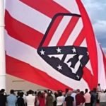 la bandera del Atlético de Madrid se iza en el Wanda Metropolitano al revés captura video