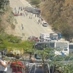 volco-el-autobus-que-trasladaba-a-club-atletico-huracan-al-aereopuerto-en-venezuela-tycsportscom-600×800