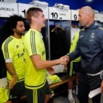 zinedine-zidane-primer-encuentro-con-la-plantilla-real-madrid-realmadridcom-12-696×673