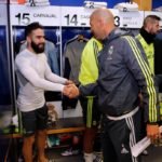 zinedine-zidane-primer-encuentro-con-la-plantilla-real-madrid-realmadridcom-8-696×703