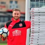 Chris Neal portero que ano un año de pizza a Papa JhonsTwitter @ftfc