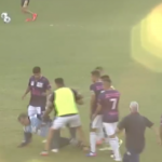 luis-ventura-cae-al-suelo-empujado-por-seguidores-del-conjunto-rival-al-termino-del-partido-entre-victoriano-arenas-y-central-ballester-de-la-primera-d-argentina-tycsportscom