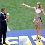 philipp-lahm-y-la-modelo-rusa-natalia-vodianova-posan-con-el-trofeo-de-la-copa-del-mundo-mundial rusia 2018 fifacom