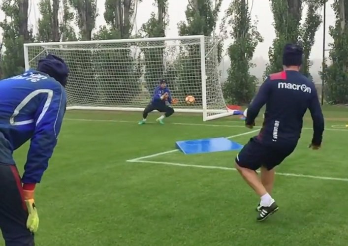 Se viralizan videos del intenso entrenamiento de los arqueros del Bologna FC (VIDEO)