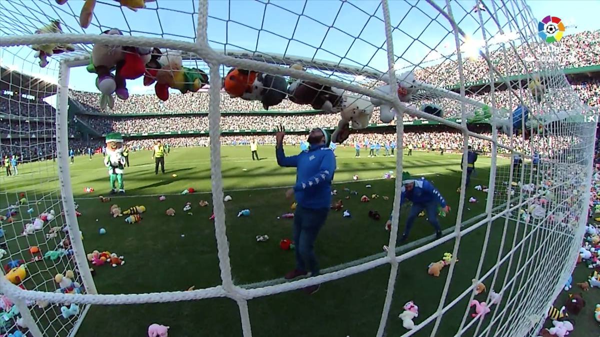 Lluvia-de-peluches-Betis-as.com