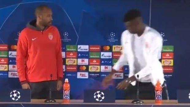 La lección de modales de Henry que se ha vuelto viral (VIDEO)