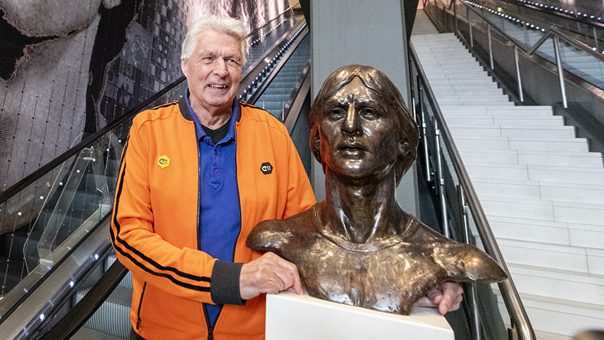 El Ajax reveló un busto y un mural en honor a Johan Cruyff