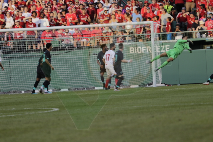 Liverpool FC y el Sevilla FC igualaron en Boston (FOTOS+VIDEO)