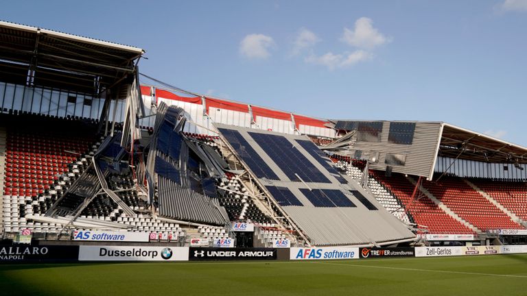 El techo de estadio del AZ Alkmaar sufre un derrumbe por culpa del viento
