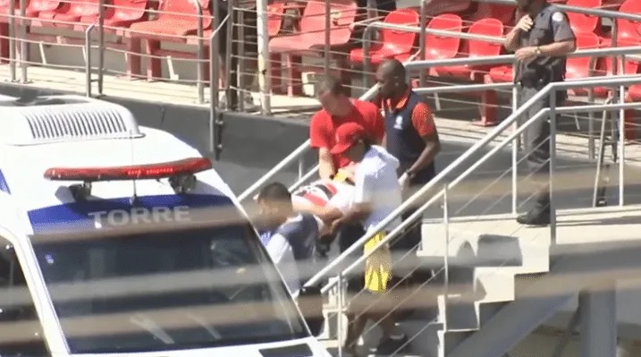 Fanatico cayó desde el tercer anillo del Estadio Morumbí y vive para contarlo (VIDEO)