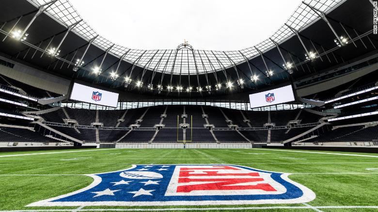 Increíble: Así cambia el campo del Tottenham para un partido de NFL (VIDEO)