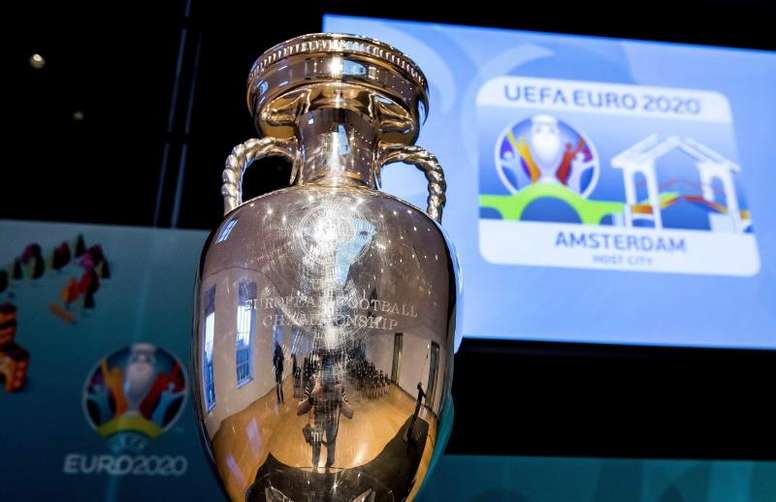 La UEFA ya estudia aplazar la Eurocopa