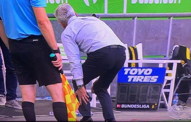 El entrenador del Borussia Dortmund se lesionó celebrando el gol de Haaland (VIDEO)