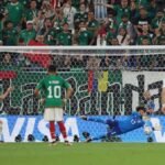 El tapadón de Ochoa a Lewandowski (VIDEO)