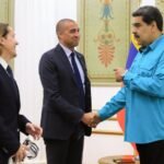 Salgado y Trezeguet regalaron camisetas del Real Madrid y Francia a Maduro