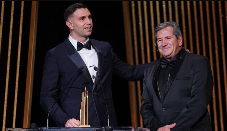 ‘Dibu’ Martínez gana el Trofeo Yashin 2023 (VIDEO)