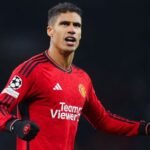 Varane abre la puerta de salida