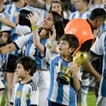 ¡EMOTIVO! Messi mostró su lado paternal (VIDEO)