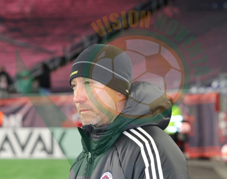 La MLS multa al técnico del New England Revolution