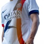 ¡GUIÑO A LA TORRE EIFFEL! El PSG reveló su camiseta de visitante (VIDEO)