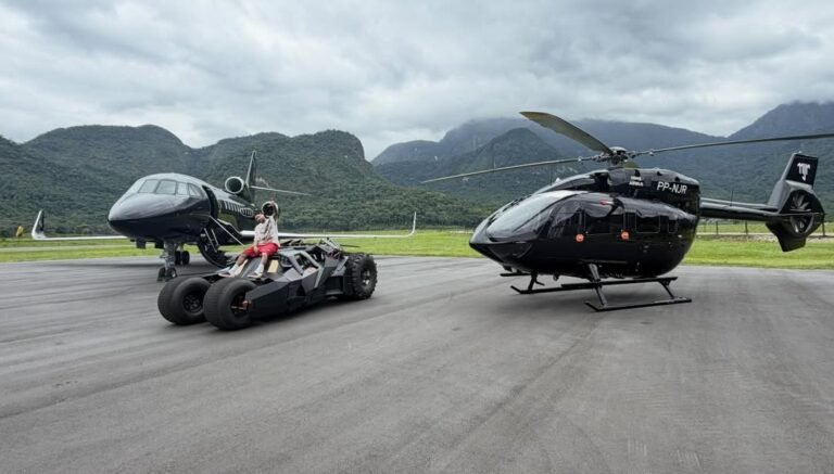 Neymar presume sus “juguetes”: jet, helicóptero y Batimóvil (VIDEO)