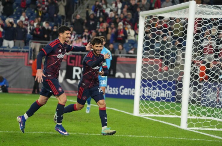 Carles Gil mantiene el paso perfecto del New England Revolution como local (VIDEO)