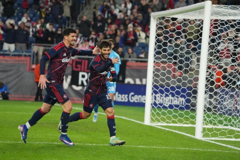 Carles Gil mantiene el paso perfecto del New England Revolution como local (VIDEO)
